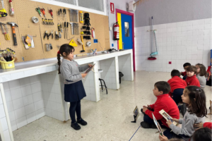 Alumnos en el espacio maker